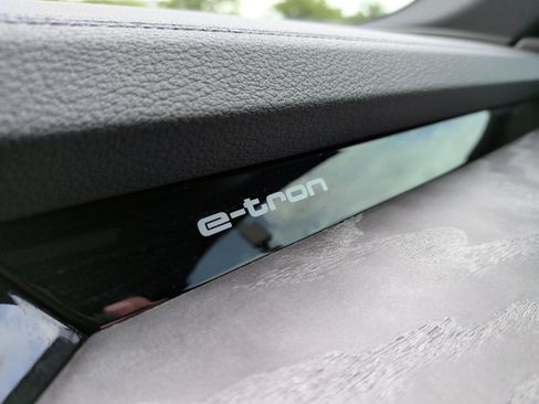 Used 2023 Audi e-tron Premium Plus image 41