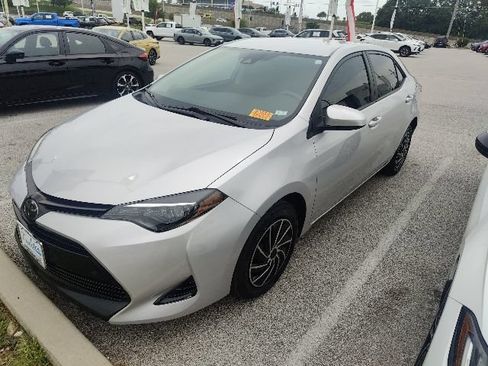 Used 2019 Toyota Corolla LE FWD image 3