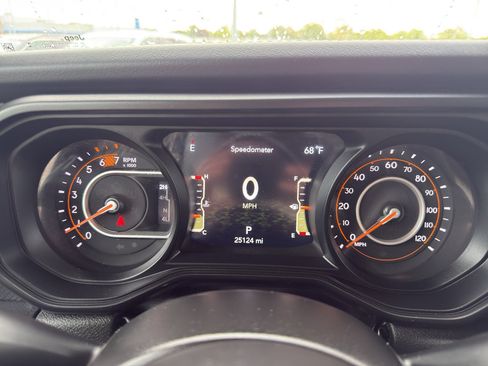 Used 2025 Jeep Wrangler Unlimited Rubicon w/ Convenience Group AWD/4WD image 16