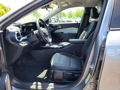 Used 2025 Chevrolet Trax LT w/ LT Convenience Package FWD image 10
