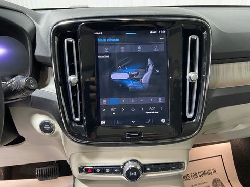 Used 2023 Volvo XC40 B5 Plus image 12