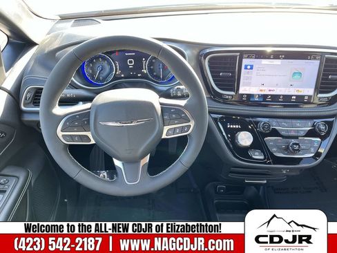 New 2026 Chrysler Pacifica Select image 12