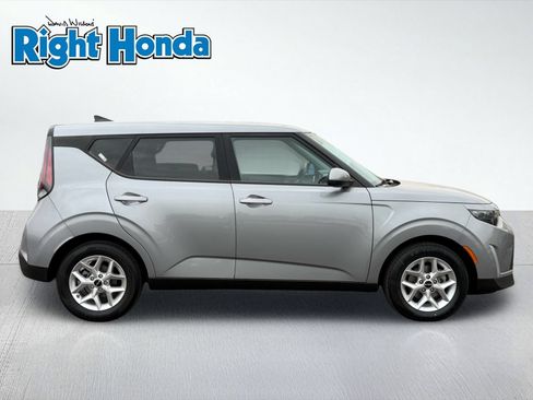 Used 2025 Kia Soul LX w/ LX Technology Package FWD image 9