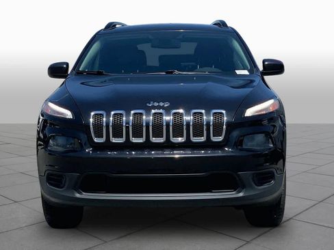Used 2016 Jeep Cherokee Sport FWD image 4