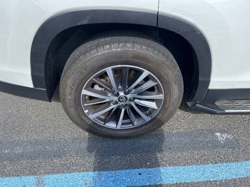 Used 2019 Toyota Highlander XLE w/ Carpet Mat Package (TMS) FWD image 5