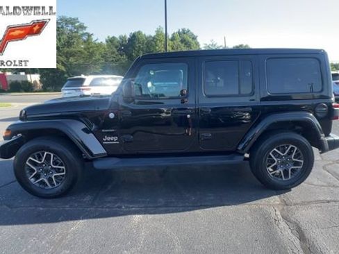 Used 2024 Jeep Wrangler Unlimited Sahara w/ Technology Group AWD/4WD image 5