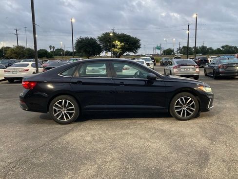 Used 2025 Volkswagen Jetta SE FWD image 3