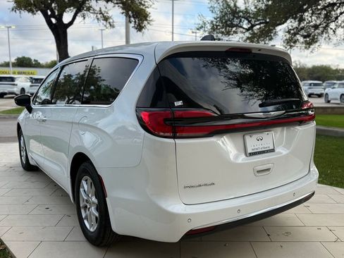 Used 2025 Chrysler Pacifica Select image 7