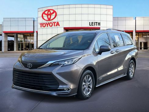 Used 2021 Toyota Sienna XLE image 1