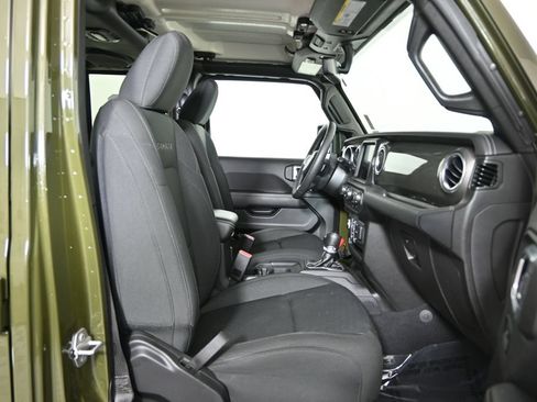 Used 2023 Jeep Wrangler Unlimited Sahara AWD/4WD image 15