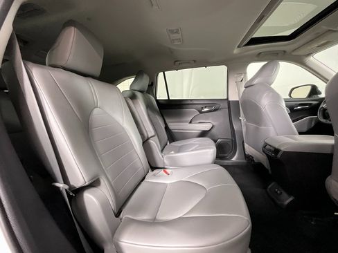 Used 2021 Toyota Highlander XLE image 23