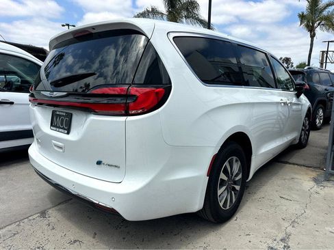 Used 2024 Chrysler Pacifica Limited FWD image 6