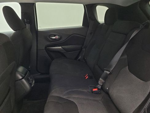 Used 2019 Jeep Cherokee Latitude w/ Popular Appearance Group FWD image 18