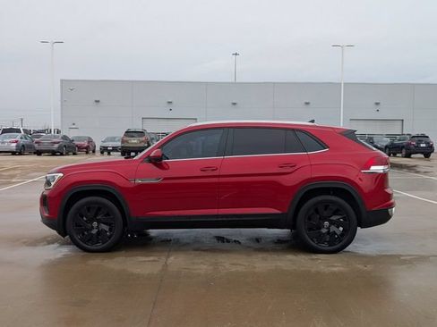 Used 2024 Volkswagen Atlas Cross Sport SE w/ Panoramic Sunroof Package FWD image 3