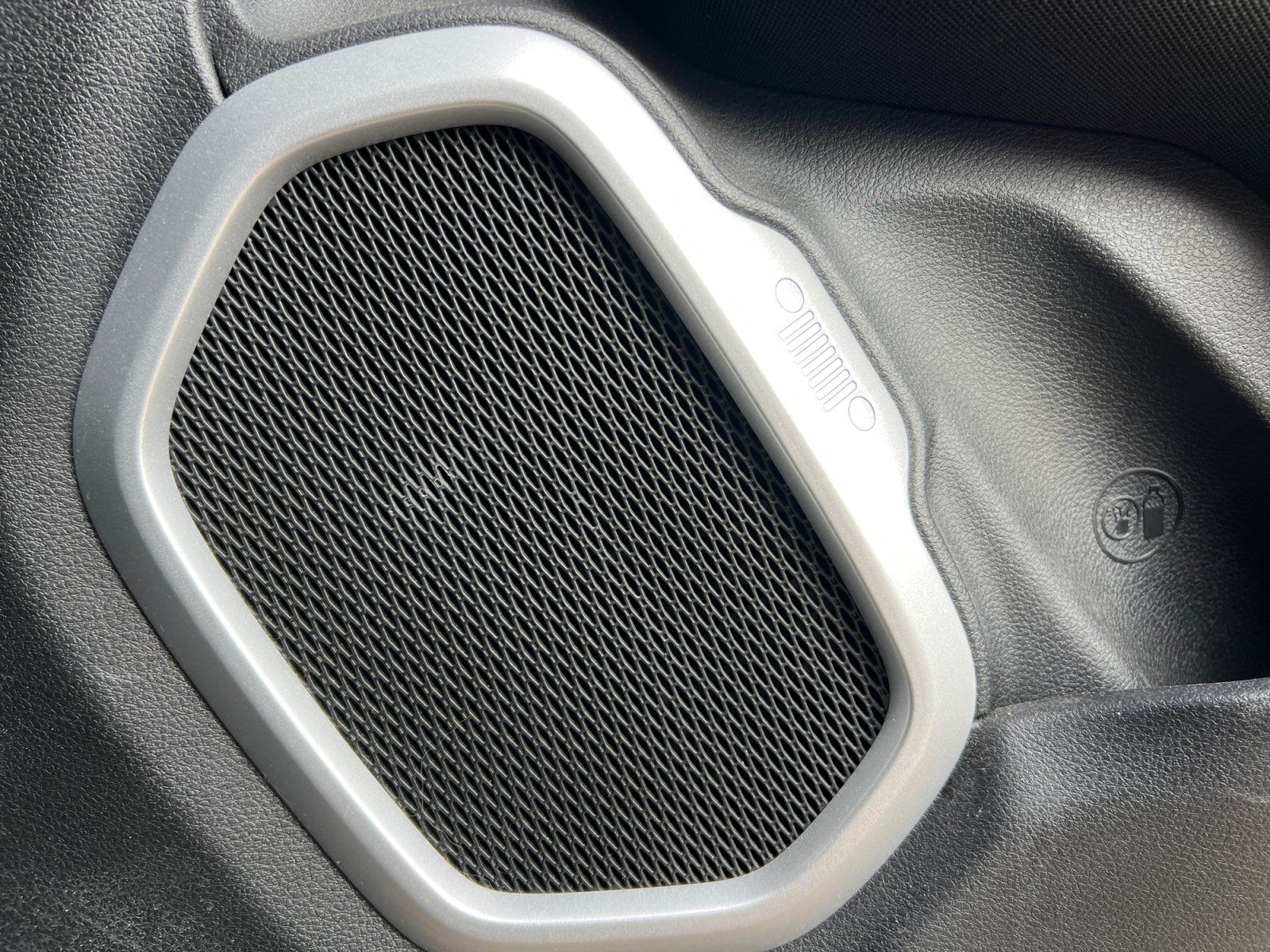 Used 2018 Jeep Renegade Latitude w/ Cold Weather Group AWD/4WD image 25