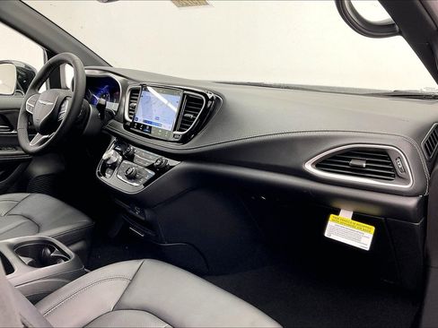 New 2026 Chrysler Pacifica Select image 6