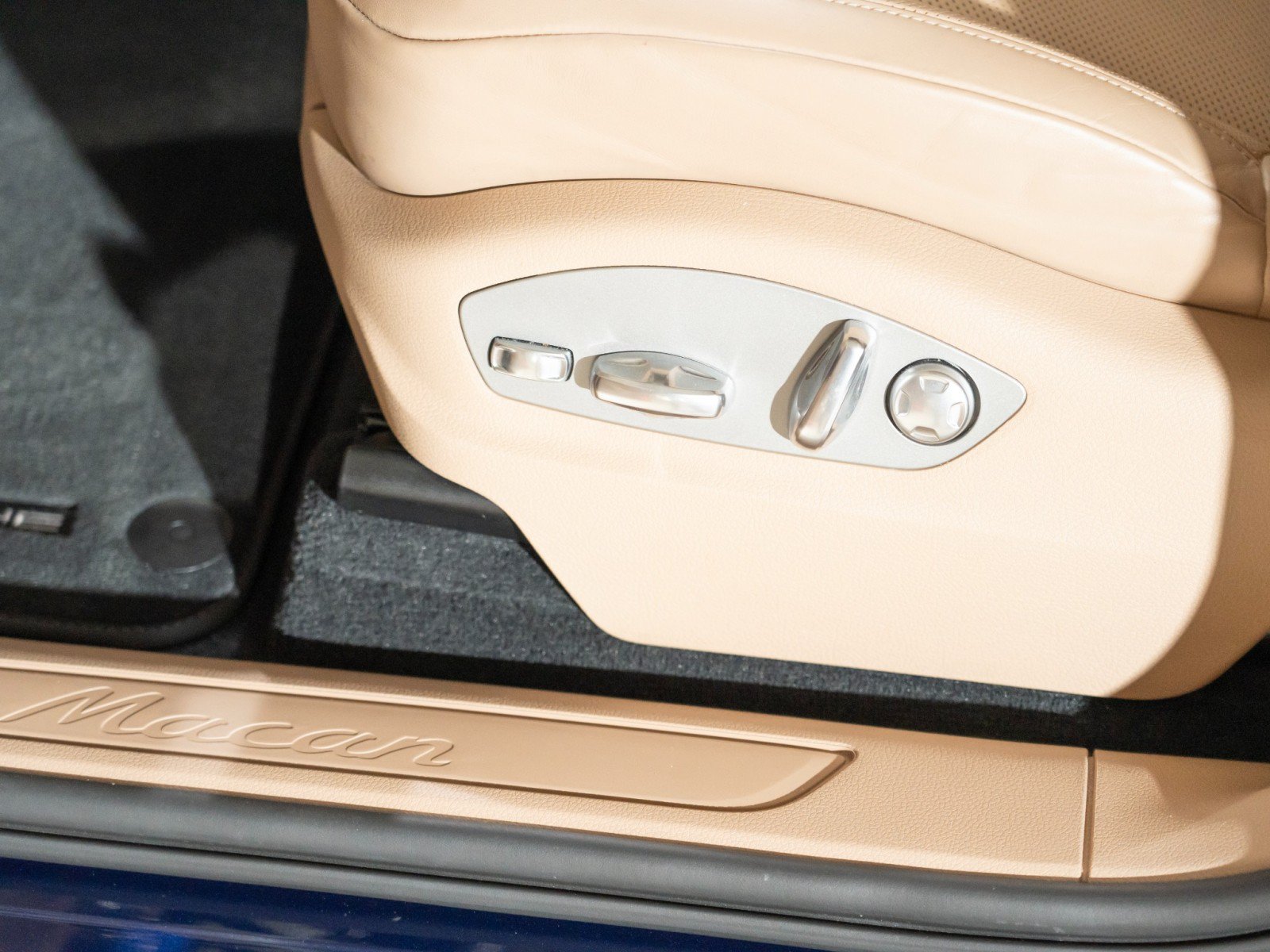 Certified 2023 Porsche Macan AWD/4WD image 13