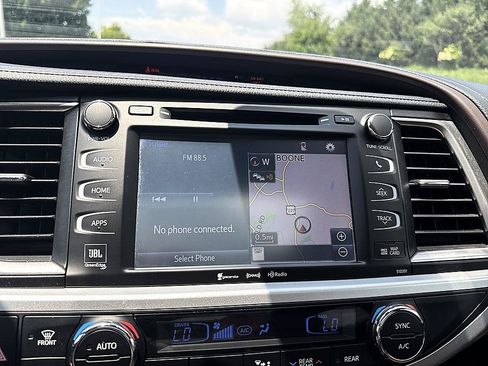 Used 2019 Toyota Highlander Limited Platinum AWD/4WD image 17