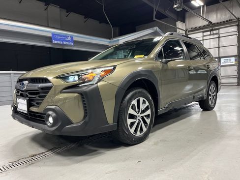 Used 2024 Subaru Outback Premium AWD/4WD image 4