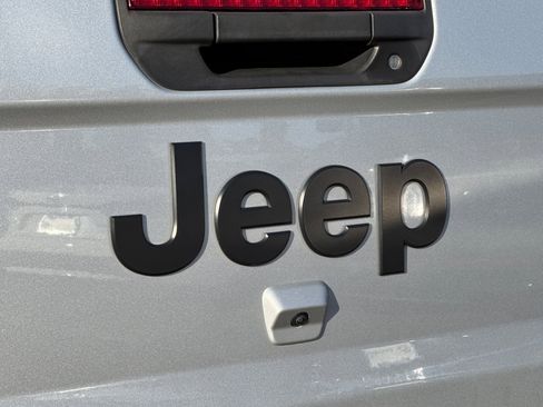 Used 2022 Jeep Gladiator Willys image 25