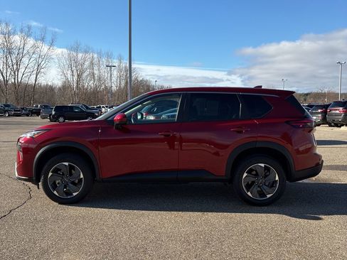 Used 2025 Nissan Rogue SV image 2