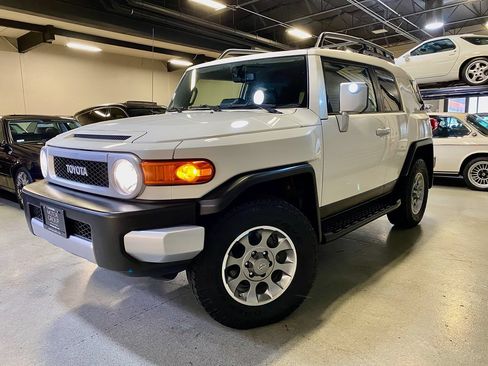 Used 2011 Toyota FJ Cruiser 4WD w/ Convenience Pkg image 2