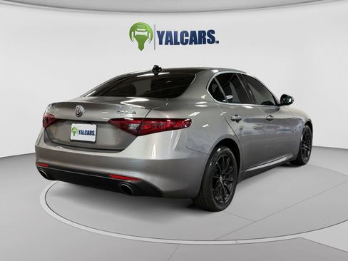 Used 2018 Alfa Romeo Giulia AWD image 5