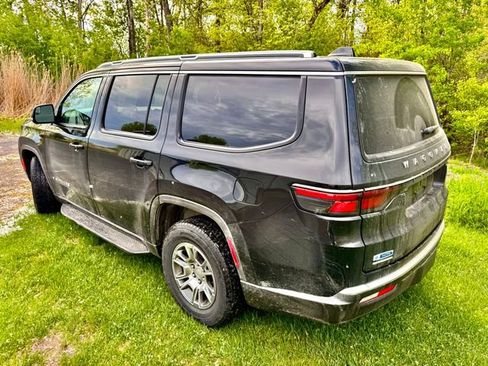 Used 2022 Jeep Wagoneer Series I AWD/4WD image 3