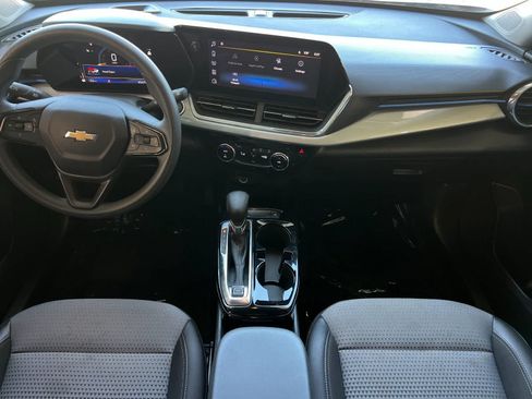 Used 2025 Chevrolet Trax LT FWD image 4