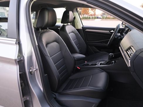 Used 2021 Volkswagen Jetta SE w/ SE Cold Weather Package image 27