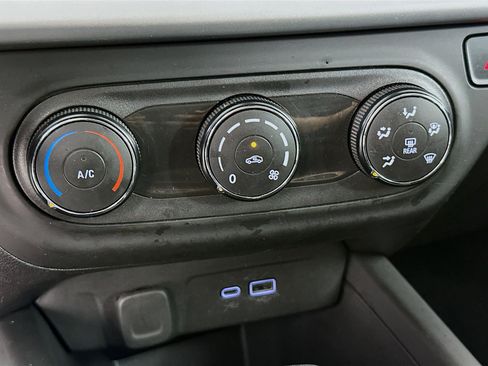 Used 2025 Chevrolet Trax LS image 23