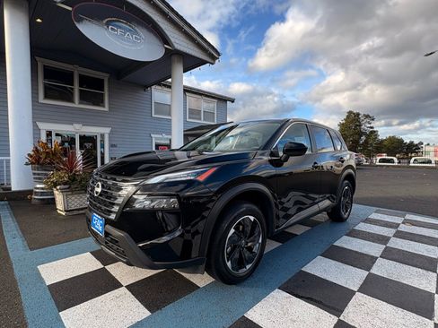 Used 2024 Nissan Rogue SV image 2