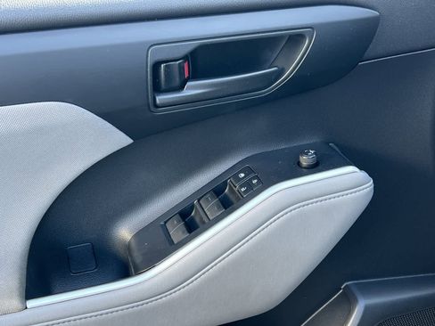 Used 2021 Toyota Highlander LE image 12