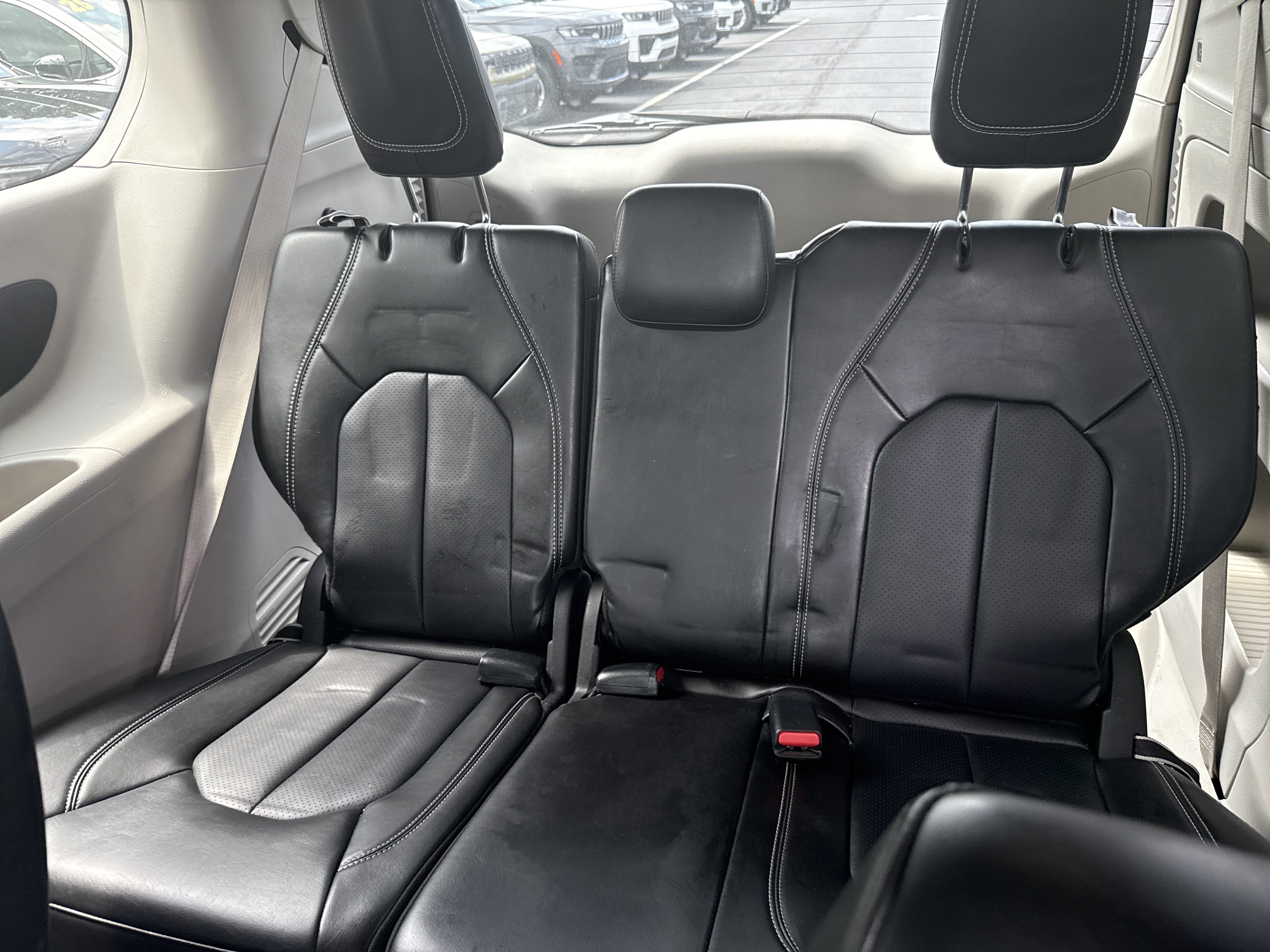 Used 2024 Chrysler Pacifica Touring-L FWD image 17