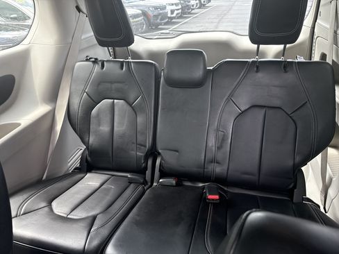 Used 2024 Chrysler Pacifica Touring-L FWD image 17
