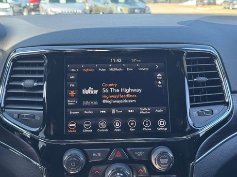 Used 2020 Jeep Grand Cherokee Limited image 3