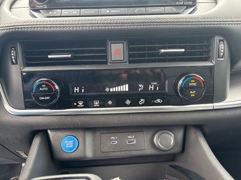 Used 2023 Nissan Rogue SV image 11