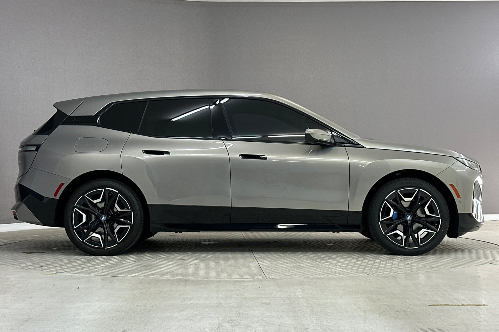 Used 2024 BMW iX xDrive50 w/ Premium Package AWD/4WD image 7