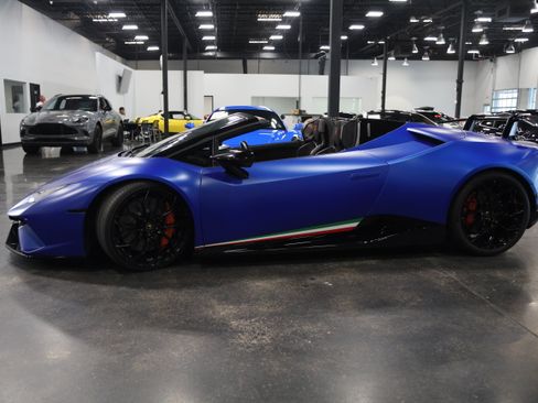 Used 2019 Lamborghini Huracan Performante AWD/4WD image 8