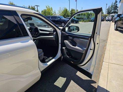 Used 2020 Toyota Highlander Platinum AWD/4WD image 10