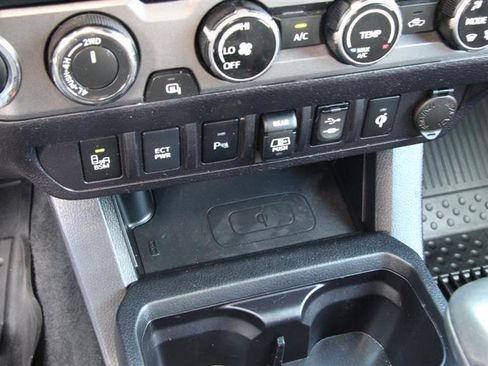 Used 2018 Toyota Tacoma TRD Sport w/ Technology Package AWD/4WD image 30