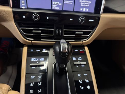 Used 2023 Porsche Macan Turbo AWD/4WD image 12