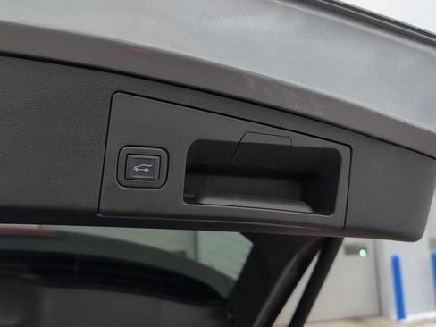 Used 2024 Cadillac XT4 Premium Luxury image 8