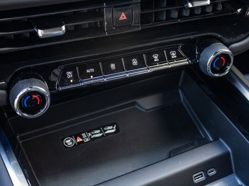 Used 2025 Chevrolet Suburban High Country image 36