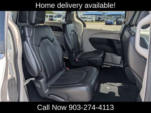 Used 2023 Chrysler Pacifica Touring-L FWD image 31