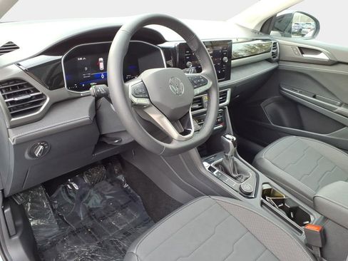 Certified 2025 Volkswagen Taos SE image 24