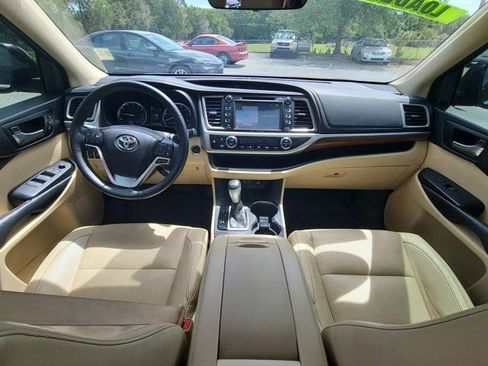 Used 2017 Toyota Highlander Limited Platinum AWD/4WD image 2