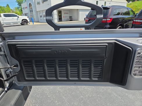 Certified 2018 Jeep Wrangler Unlimited Sport S AWD/4WD image 33