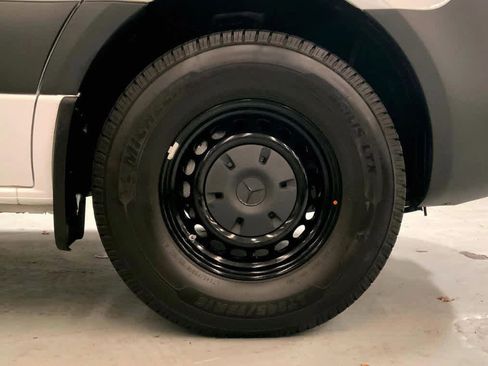Used 2025 Mercedes-Benz Sprinter 2500 image 25