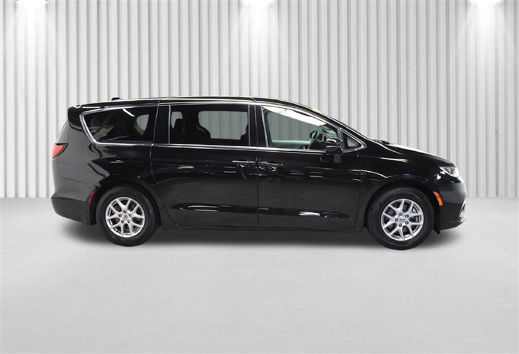 Certified 2024 Chrysler Pacifica Touring-L FWD image 2